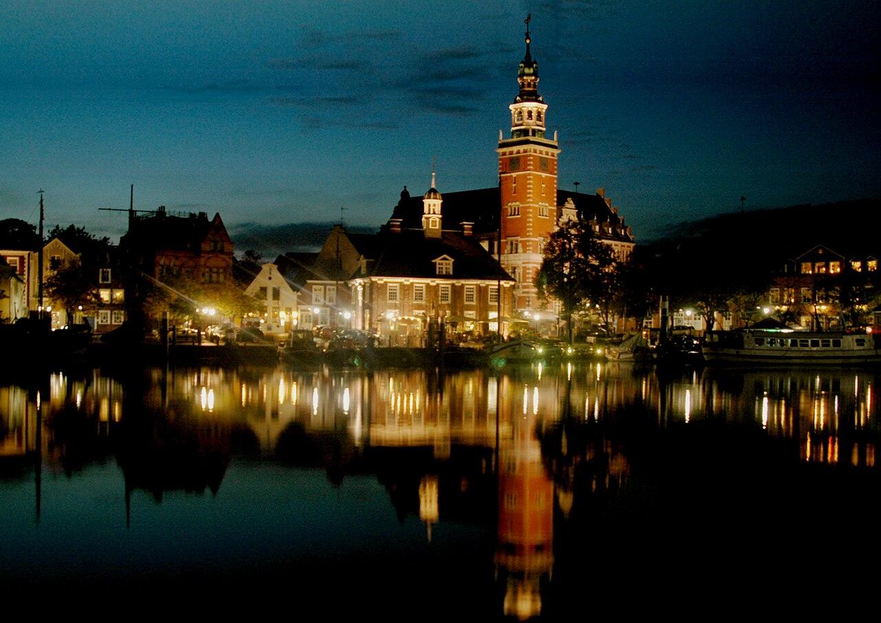 Historischer Hafen von Leer bei Nacht
